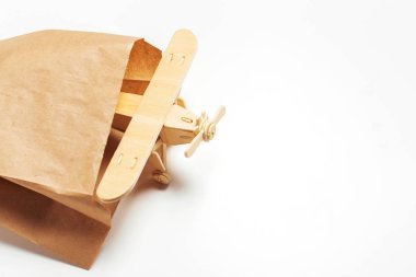 Beyaz arka plan üzerinde oyuncak uçak, yakın çekim 