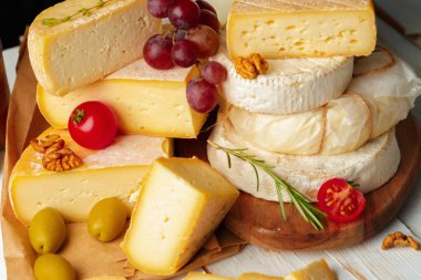 peynir ahşap masa üzerinde farklı türde yakın çekim