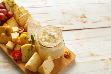 peynir ahşap masa üzerinde farklı türde yakın çekim