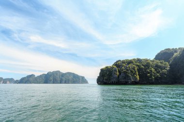 Doğal görünümü crags ve tropikal deniz