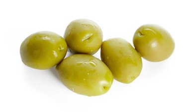 yeşil beyaz zemin üzerine izole Konfit Zeytin yakın çekim 
