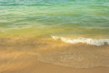 Dalgalar küçük deniz kumlu sahilinde