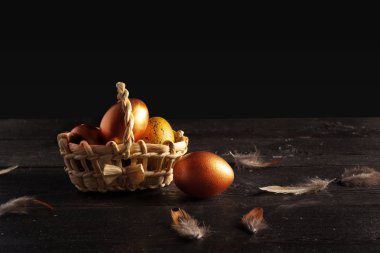 Ahşap arka planda renkli Paskalya yumurtaları