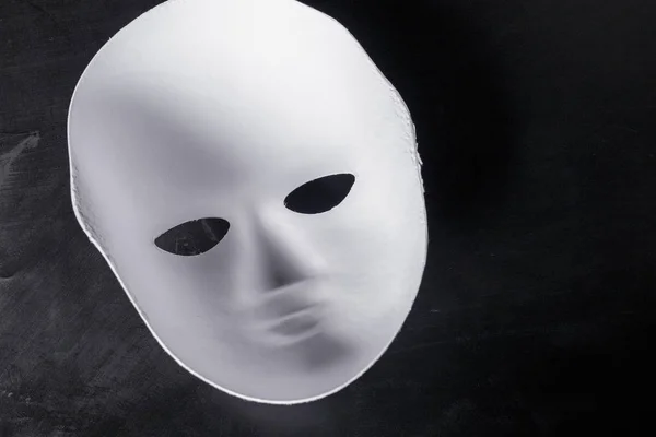 Zbliżenie Białą Maskę Ciemnym Tle — Zdjęcie stockowe