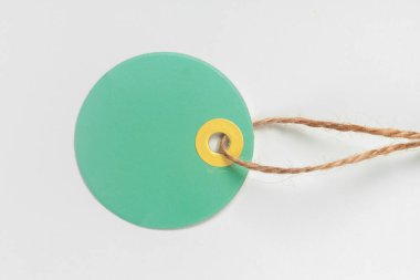 Beyaz arka plan üzerinde izole renkli etiket yakın çekim 