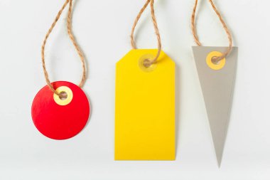 Beyaz arka plan üzerinde izole renkli etiket yakın çekim 