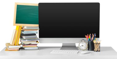 Masanın üstünde bilgisayar