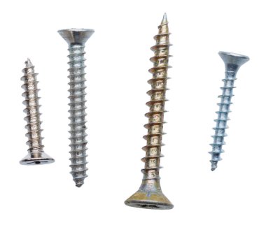 Beyaz arka plan üzerinde izole vidalar yakın çekim 
