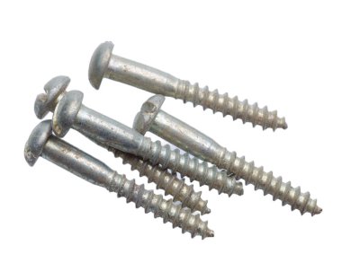 Beyaz arka plan üzerinde izole vidalar yakın çekim 