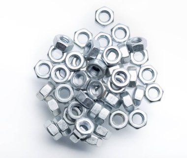 Beyaz arka plan üzerinde izole iş araçları yakın çekim 