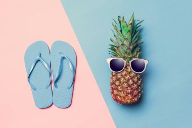 ananas gözlüklü renkli kağıt üzerinde