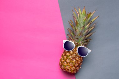 ananas gözlüklü renkli kağıt üzerinde