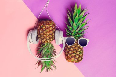 ananas gözlüklü renkli kağıt üzerinde