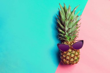 ananas gözlüklü renkli kağıt üzerinde