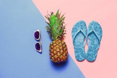 ananas gözlüklü renkli kağıt üzerinde