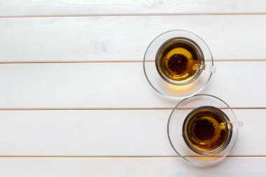 İki fincan çay beyaz ahşap tablo