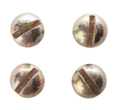 Beyaz arka plan üzerinde izole vidalar yakın çekim 