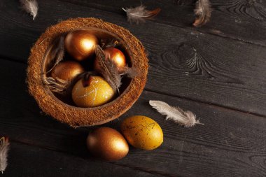 Ahşap arka planda renkli Paskalya yumurtaları