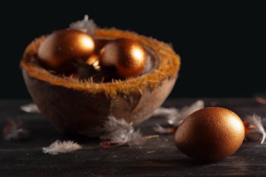 Ahşap arka planda renkli Paskalya yumurtaları