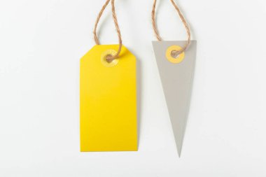 Beyaz arka plan üzerinde izole renkli etiket yakın çekim 