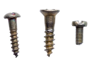 Beyaz arka plan üzerinde izole vidalar yakın çekim 