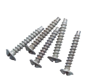 Beyaz arka plan üzerinde izole vidalar yakın çekim 