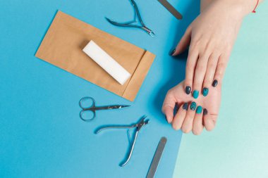 Renkli arka plan üzerinde şık moda kadın manikür