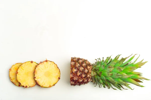 Nahaufnahme Der Geschnittenen Ananas Isoliert Auf Weißem Hintergrund — Stockfoto