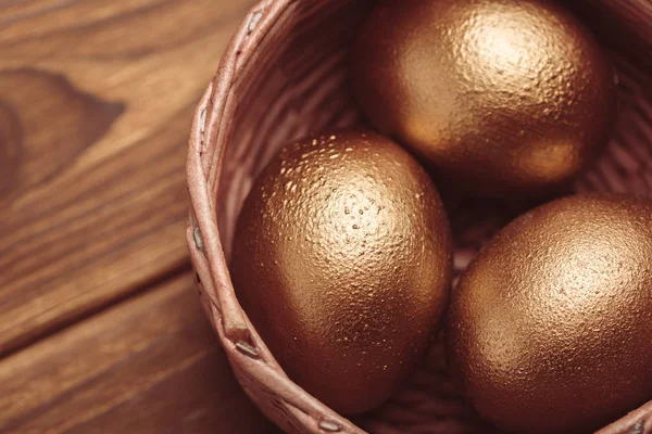 木製テーブルの上の金のイースター卵 — ストック写真