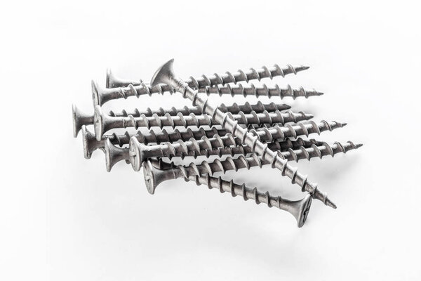 закрыть винты, изолированные на белом фоне
 