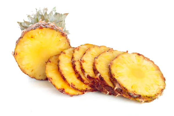 Close Van Gesneden Ananas Geïsoleerd Witte Achtergrond — Stockfoto