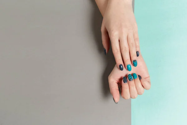 Primer Plano Manicura Femenina Moda Con Estilo Sobre Fondo Colorido — Foto de Stock