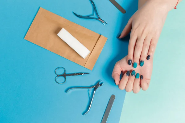 Stijlvol Trendy Vrouwelijke Manicure Kleurrijke Achtergrond — Stockfoto