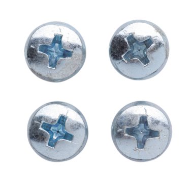 Beyaz arka plan üzerinde izole vidalar yakın çekim 