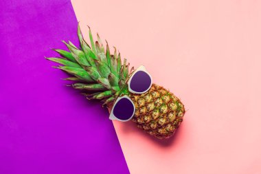 ananas gözlüklü renkli kağıt üzerinde