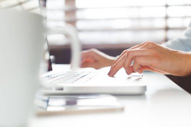 ofisinde çalışan iş kadını