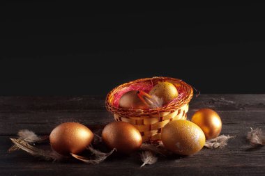 Ahşap arka planda renkli Paskalya yumurtaları