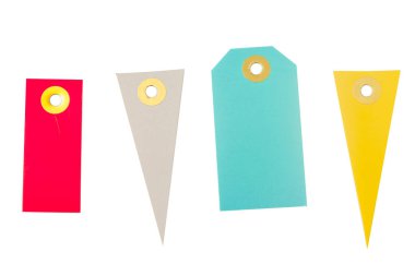 Beyaz arka plan üzerinde izole renkli etiket yakın çekim 