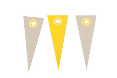 Beyaz arka plan üzerinde izole renkli etiket yakın çekim 