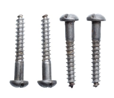 Beyaz arka plan üzerinde izole vidalar yakın çekim 