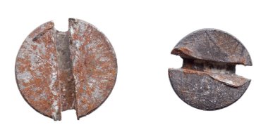 Beyaz arka plan üzerinde izole vidalar yakın çekim 