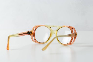 Beyaz arka plan üzerinde izole gözlük, yakın çekim 