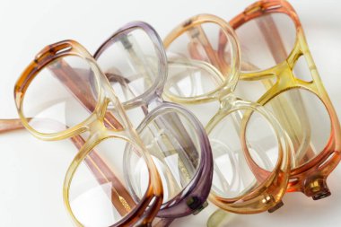 Beyaz arka plan üzerinde izole gözlük, yakın çekim 