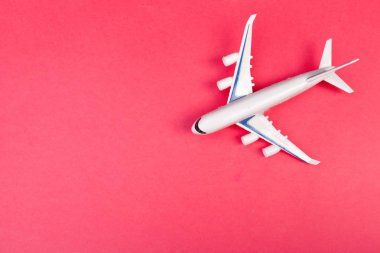 Model uçak, uçak pastel renk arka plan üzerinde. Düz yatıyordu tasarım.