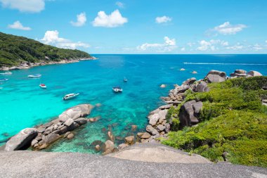 Kaya, deniz ve mavi gökyüzü