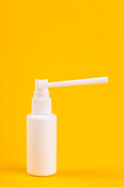  sarı arka plan üzerinde tıbbi şişe yakın çekim 