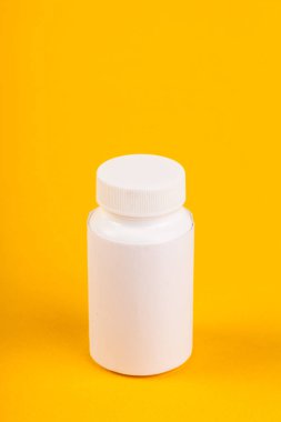  sarı arka plan üzerinde tıbbi şişe yakın çekim 
