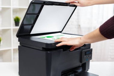 modern yazıcı üzerinde office kullanan kişi, yakın çekim