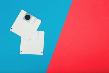 Bilgisayar disketleri renkli arka plan üzerinde yakın çekim 