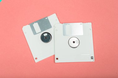 Bilgisayar disketleri renkli arka plan üzerinde yakın çekim 